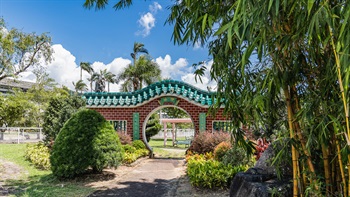 公园内的中式建筑元素，例如拱门等，增添视觉特色。